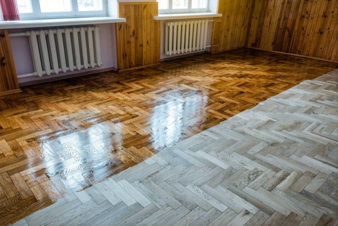 Piso de parquet de madera pulido con brillo natural