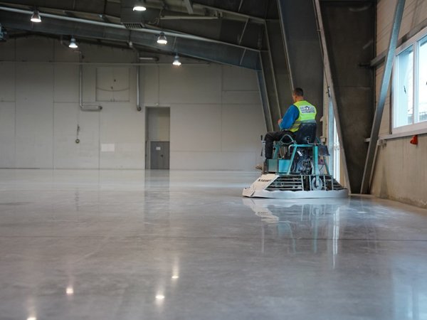 Piso de hormigón pulido en un ambiente industrial