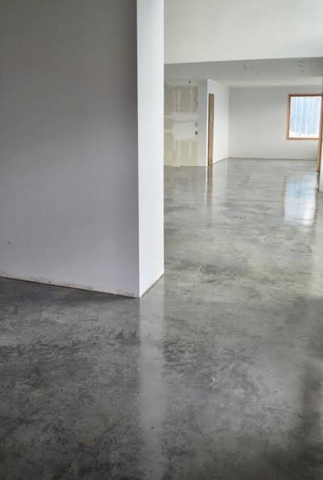Piso de microcemento pulido en un ambiente contemporáneo