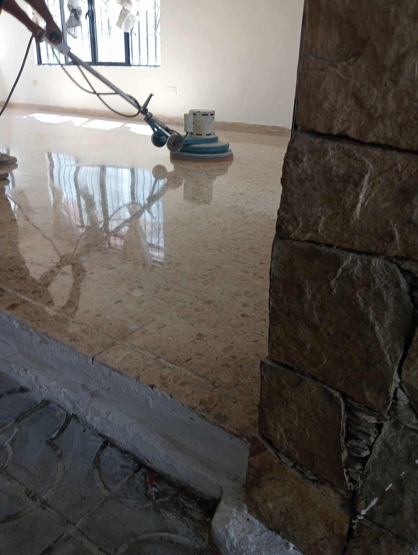 Piso de hormigón sin pulir en obra
