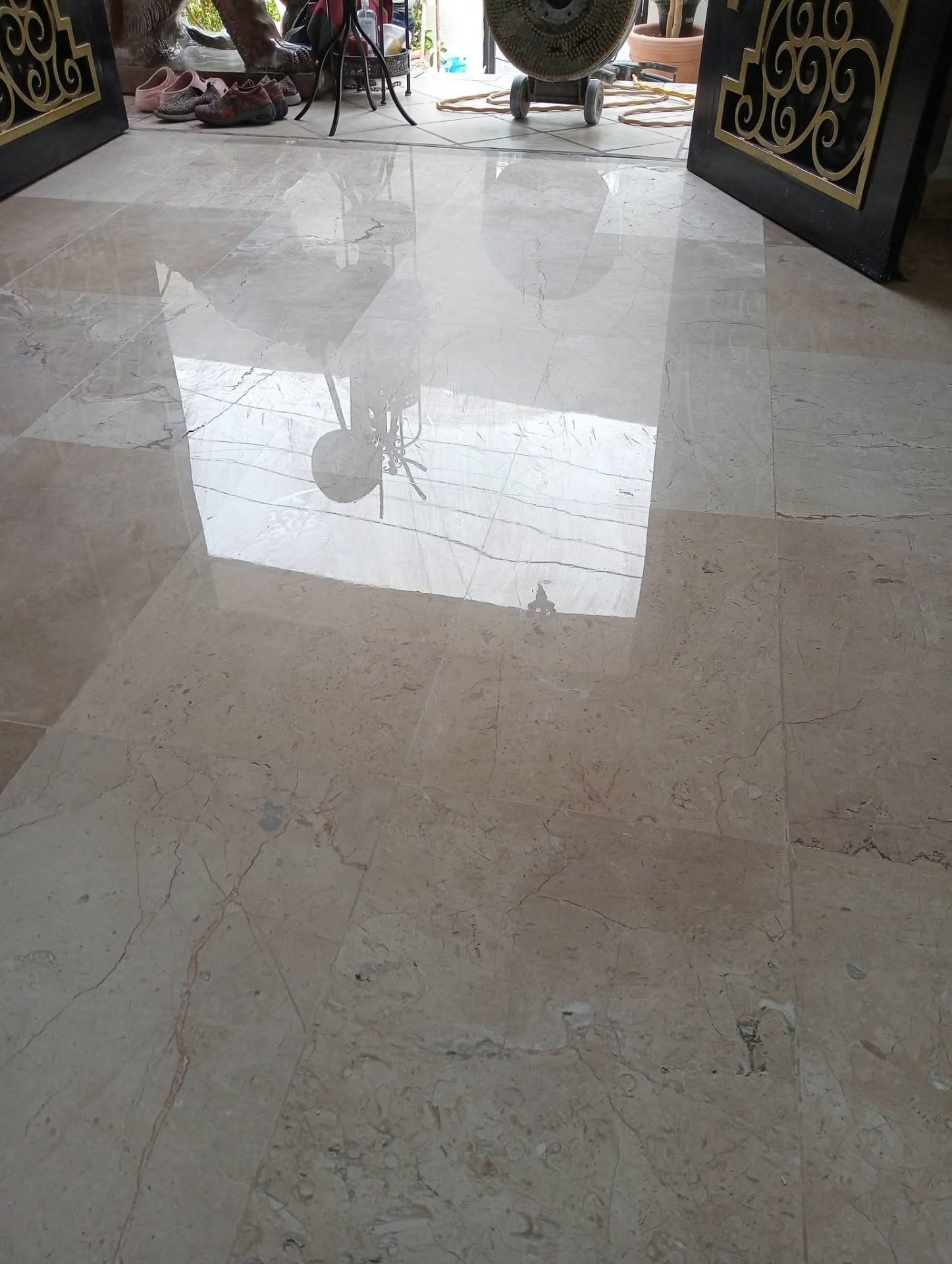 Detalle de piso de microcemento en ambiente moderno