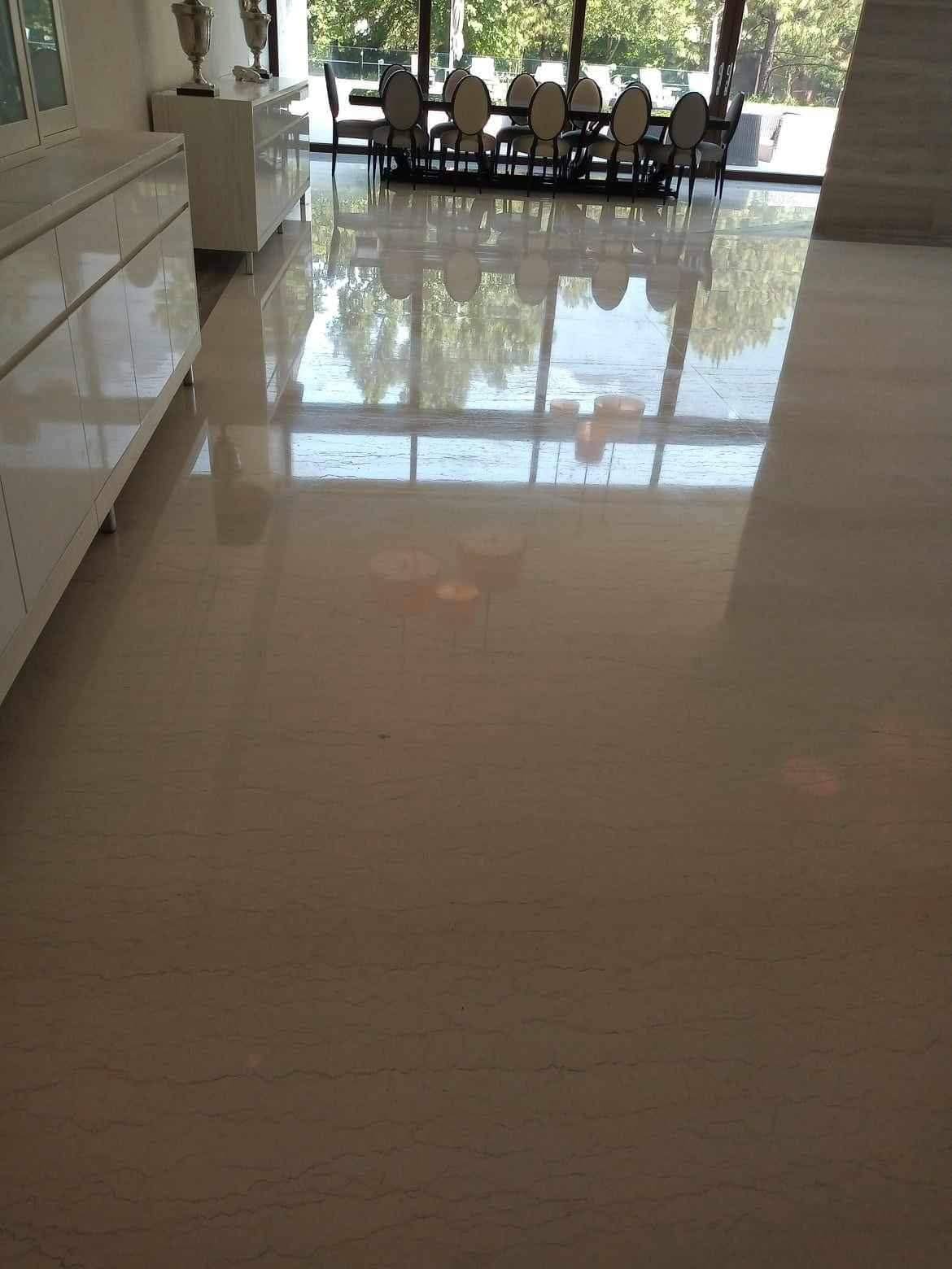 Máquina pulidora industrial sobre piso de hormigón