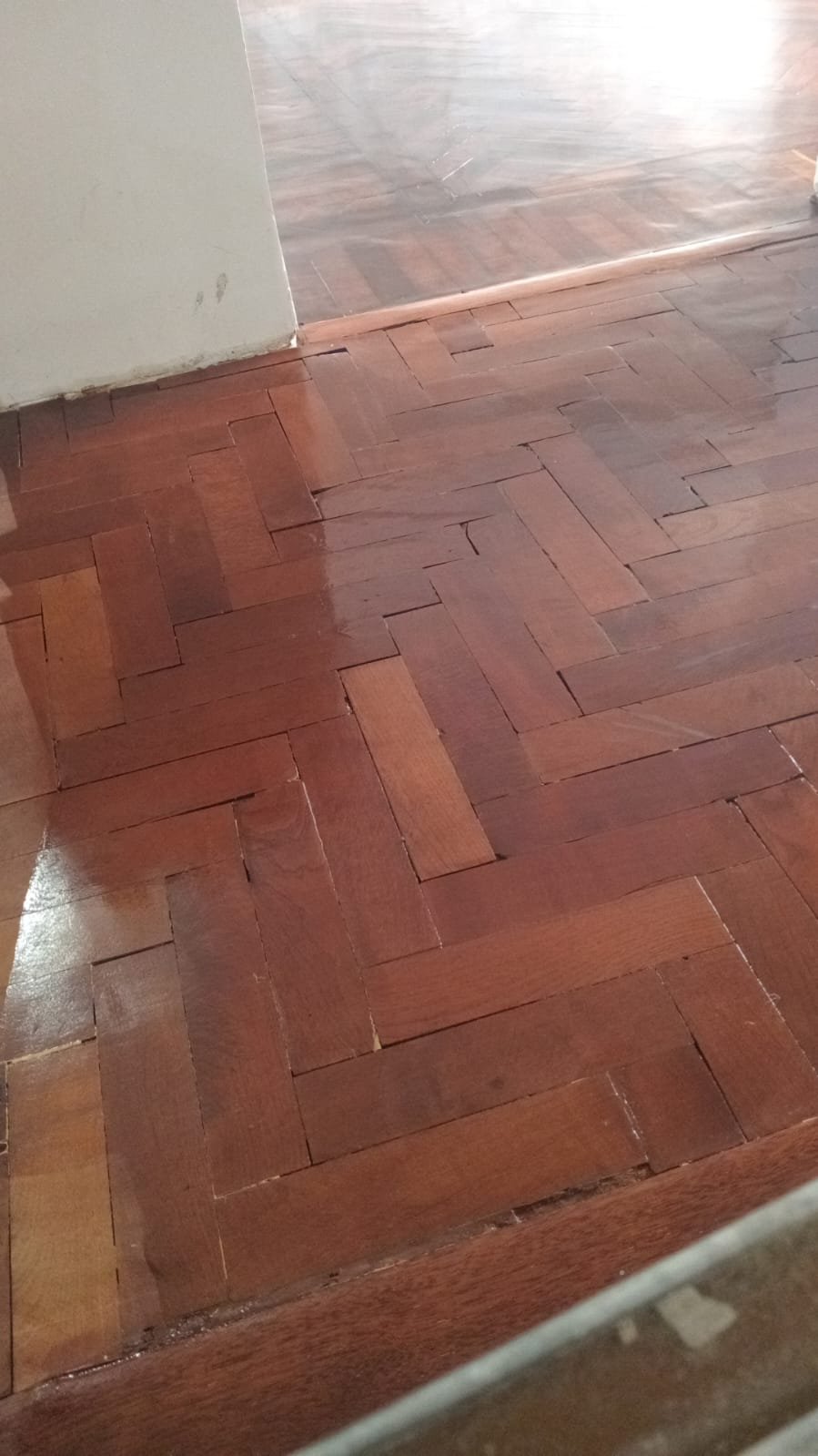 Detalle de piso de parquet antes del pulido